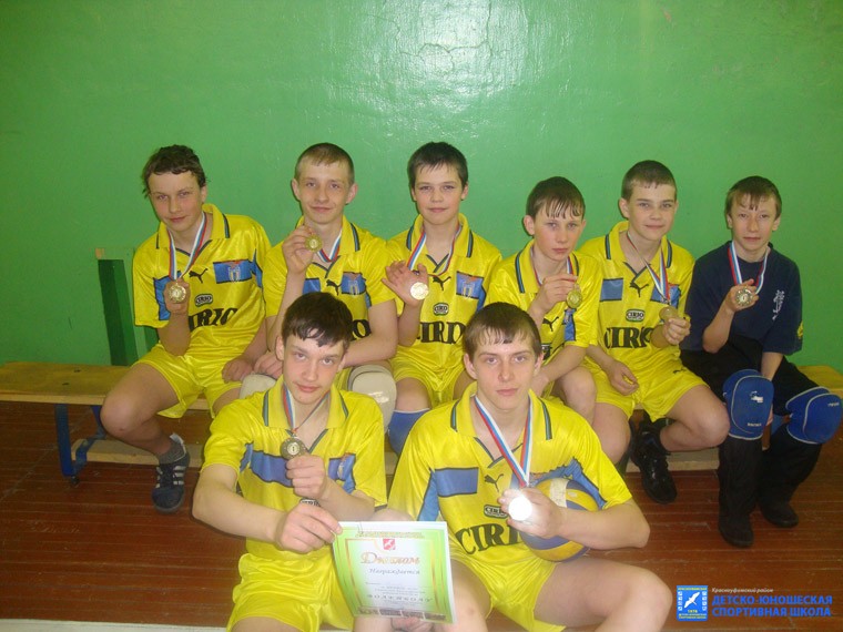 Младшая команда юношей с.Н.Село, победители первенства ДЮСШ по волейболу, тренер-преподаватель А.Н.Бобин